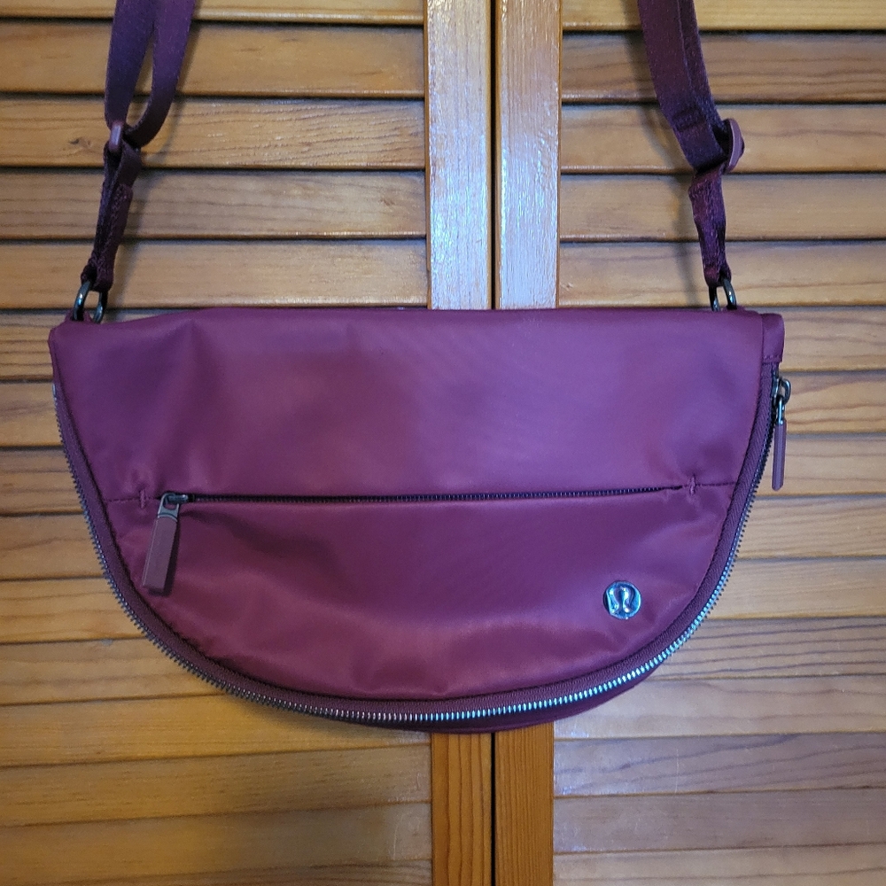 Lululemon All Night Festival Bag 5L  Wine Berry